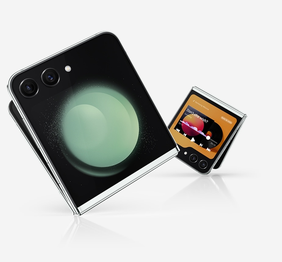 Dois dispositivos Galaxy Z Flip5 estão ligeiramente abertos e são vistos a partir da Flex Window. Um mostra uma selfie. O segundo mostra um controlador Multimédia com controlos de reprodução e uma barra de progresso.