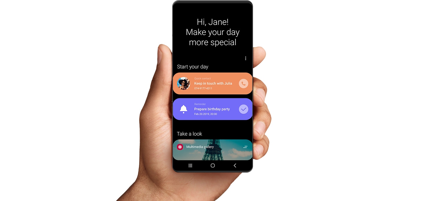 빅스비 홈에서 빠른 연락처, 리마인더, 멀티미디어 갤러리 앱이 실행되는 장면이 담긴 스마트폰을 한 손에 들고 있는 이미지
