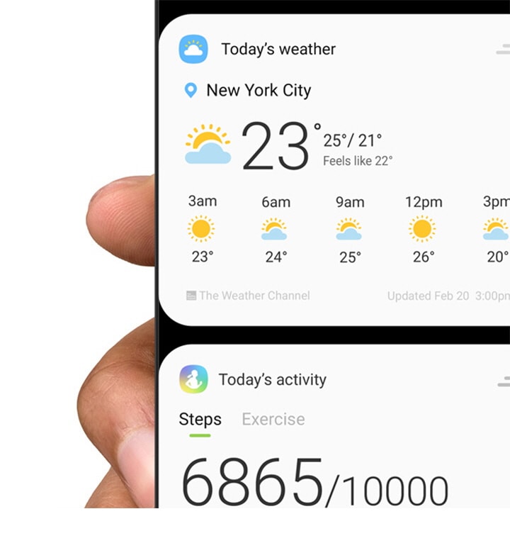 圖片顯示使用者手持智慧型手機，手機上顯示在 Bixby 主頁執行的 Today's weather、Today's activity 應用程式。
