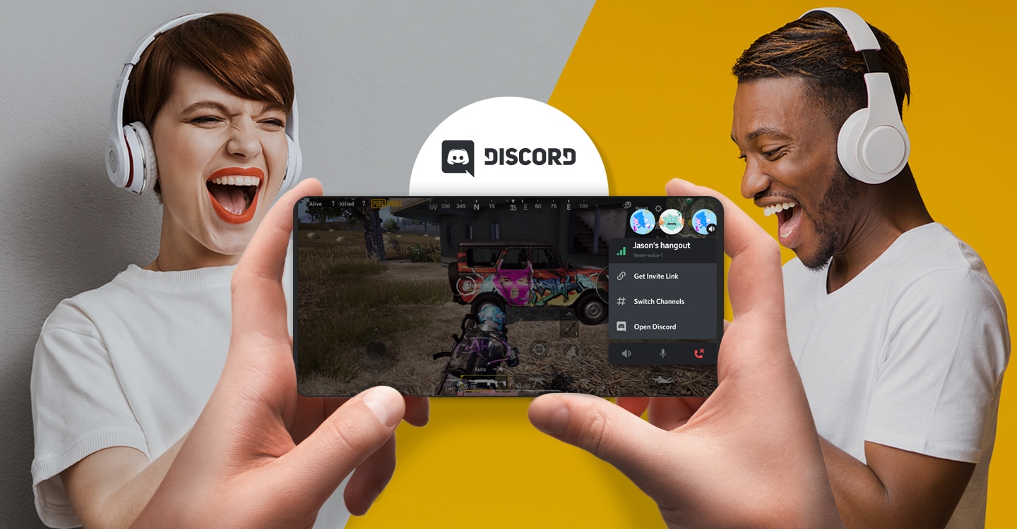 Una pantalla móvil muestra que están jugando un juego móvil con el menú Discord. Esto se superpone a una imagen en la que un hombre y una mujer se están riendo, y el ícono de Discord se muestra en el medio. Están usando auriculares y jugando en diferentes lugares.