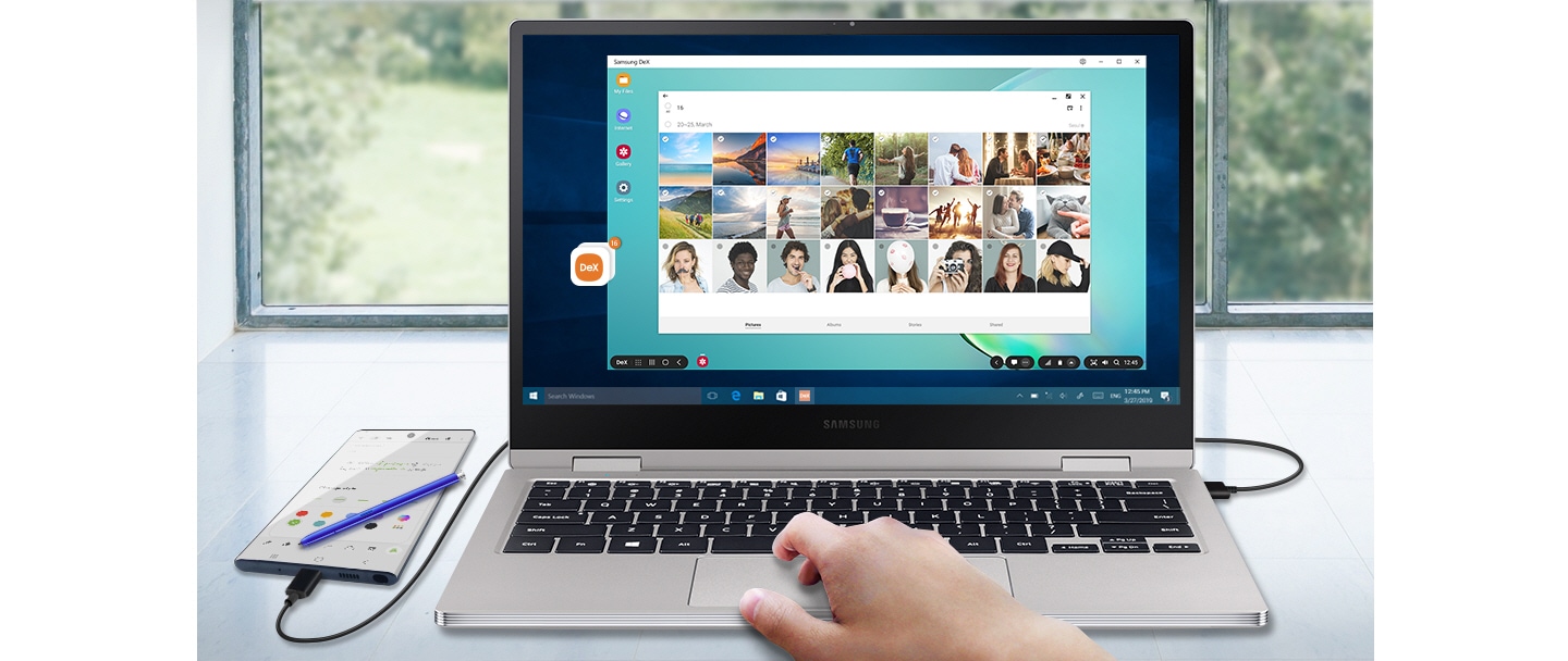 A Samsung DeX kapcsolódó laptop a Galaxy Note10 képeket küld a laptopra a drag-and-drop gesztussal, és USB-kábellel csatlakozik.