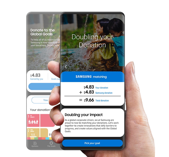 Una mano derecha está sosteniendo un teléfono inteligente, que muestra que cuando dona una cierta cantidad de dinero, Samsung donará la misma cantidad de fondos.