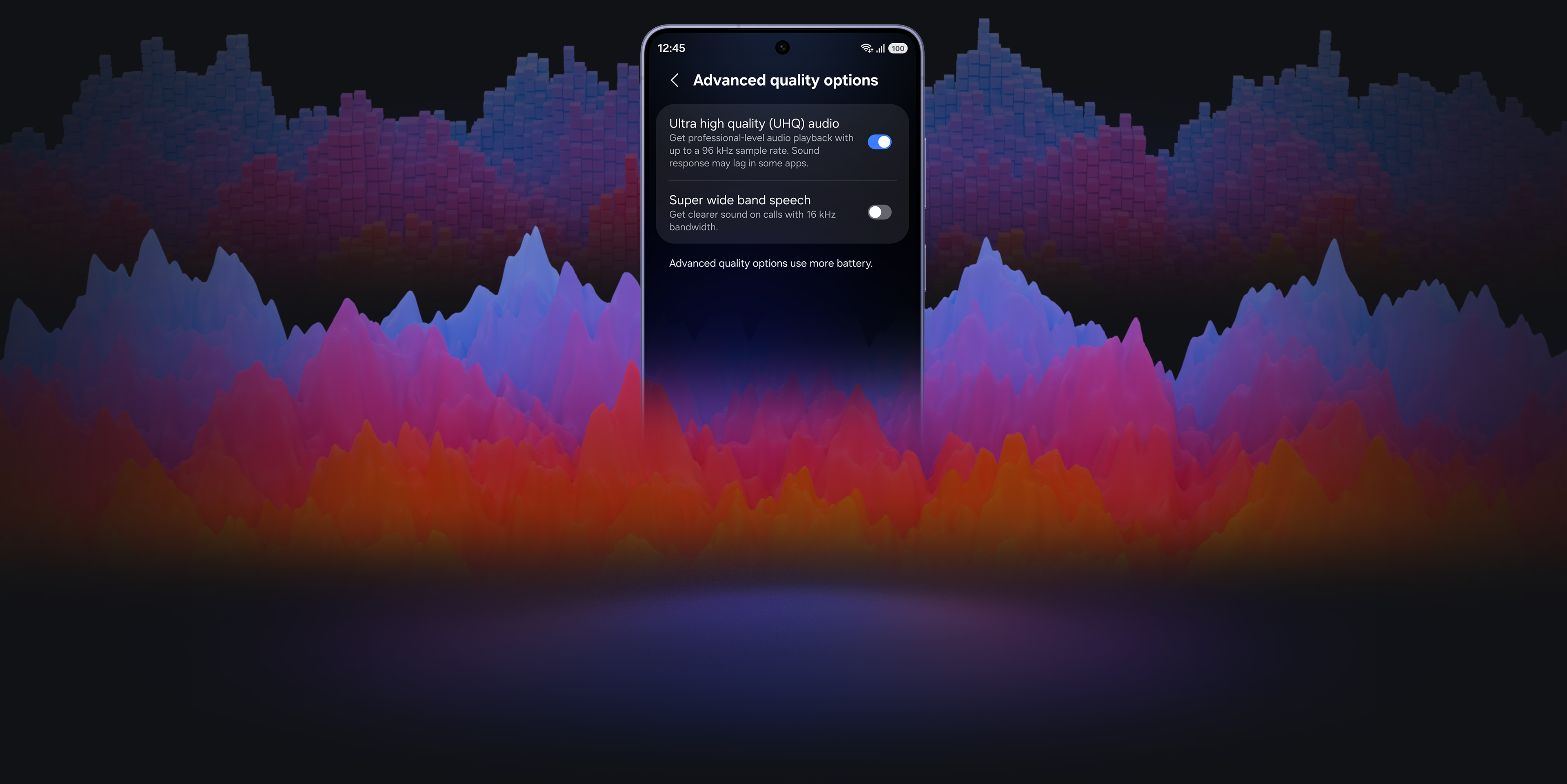 Teléfono inteligente Galaxy con la pantalla “Opciones de calidad avanzadas” abierta. En la pantalla, “Audio de ultraalta calidad (UHQ)” está activado y “Voz de banda superancha” está desactivado. Delante de la pantalla hay un par de Galaxy Buds4 Pro en color White.