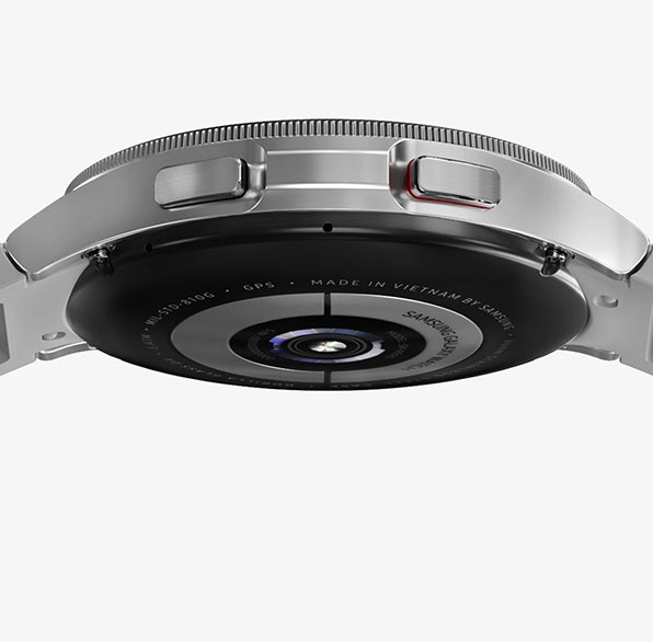 Se muestra la parte inferior de un dispositivo Galaxy Watch4 Classic y se resalta el sensor.