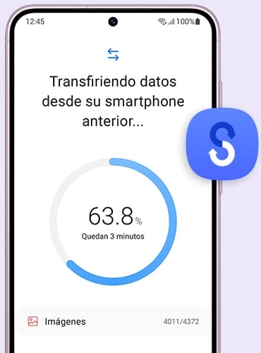 La pantalla de un Galaxy S23 muestra la barra de progreso de una transferencia de datos de Smart Switch.