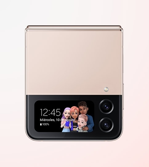 Un Galaxy Z Flip4 en color Pink Gold plegado con un emoji de realidad aumentada personalizado como esfera del reloj en la pantalla Cover Screen.