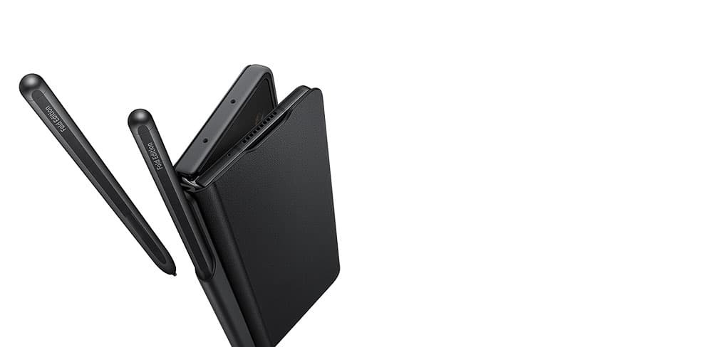 Una Flip Cover con el lápiz colocado en un Galaxy Z Fold3 5G plegado. La cubierta está ligeramente abierta y el S Pen Fold Edition sobresale del soporte.