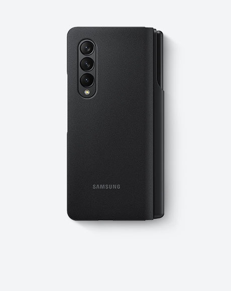 Una Flip Cover con el lápiz colocado en un Galaxy Z Fold3 5G plegado.