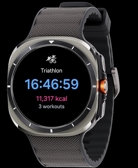 Eine Galaxy Watch Ultra, die die Trainingsergebnisse für einen Triathlon anzeigt. Man kann die Dauer, die verbrannten Kalorien und die Anzahl der eingestellten Workouts einsehen.