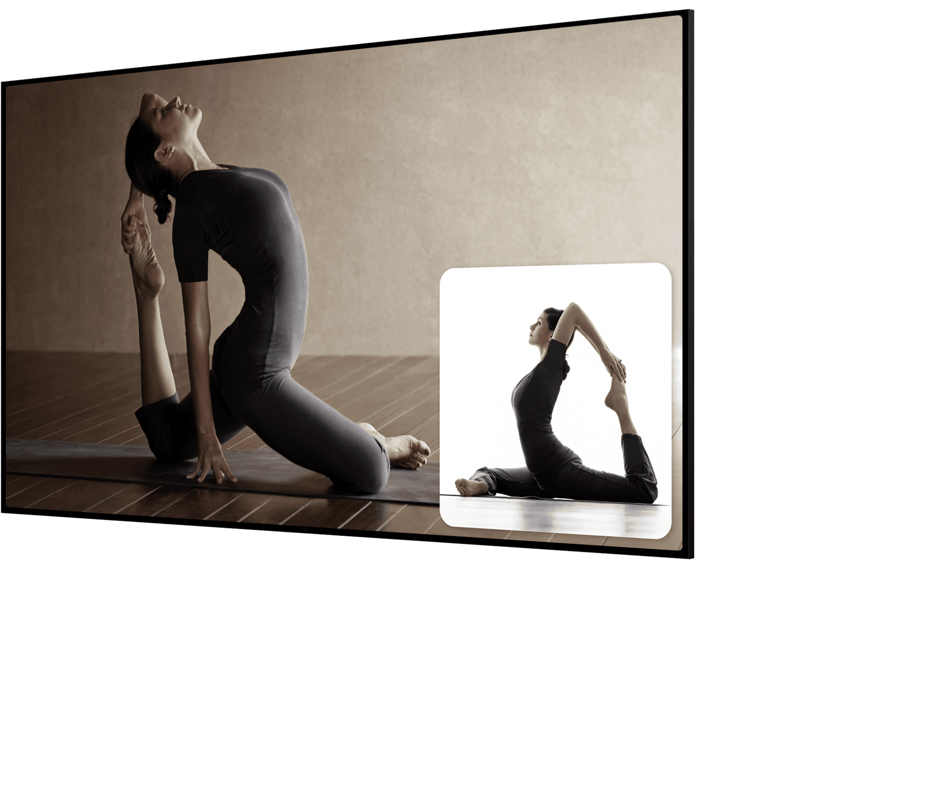 Ein TV zeigt auf dem Bildschirm ein Video, in dem eine Yogalehrerin eine Yogaposition vorführt. Ein kleines Quadrat in der Ecke des Bildschirms spiegelt das Bild der Smartphone-Kamera, in dem eine Frau den Bewegungen folgt. 