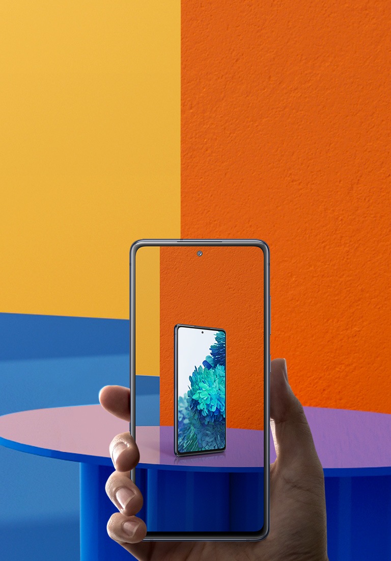 A hand holding Galaxy S20 FE with the AR site onscreen.