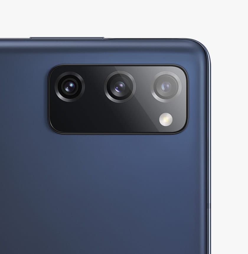 Stražnja kamera na telefonu Galaxy S20 FE u tamno plavoj boji.