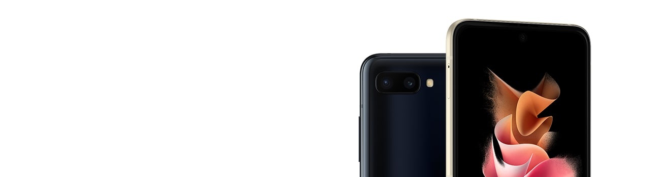 ‎Galaxy Z Flip prikazan straga i Galaxy Z Flip3 5G rasklopljen sa šarenom pozadinom na glavnom ekranu.