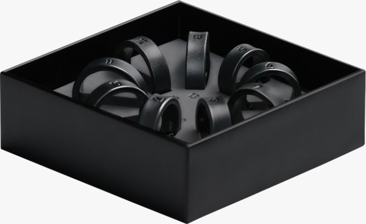 Te zien is een geopende Galaxy Ring Sizing Kit met daarin 9 testringen.
