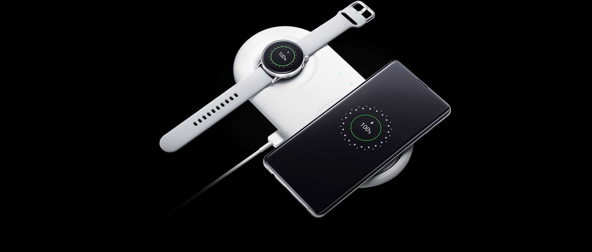 Photo de la montre Galaxy Watch Active et du Galaxy S10 plus en train de charger sur le chargeur sans fil Duo, avec l’interface de chargement affichée sur les deux écrans.