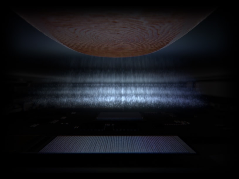 Doigt touchant l’écran Infinity-O qui affiche les pulsations violettes émises par le capteur d’empreinte digitale ultrasonique