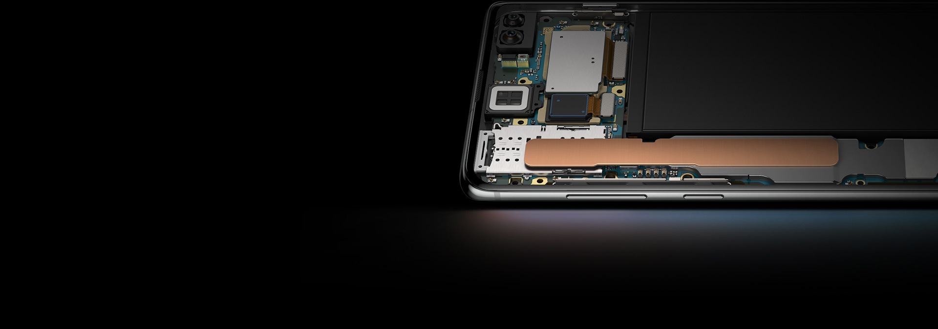 Le Galaxy S10 plus en mode paysage, posé selon un angle qui révèle le bouton latéral de contrôle du volume et de Bixby, ouvert pour en montrer les composants matériels qui optimisent l’expérience de jeu sur le Galaxy S10 plus.