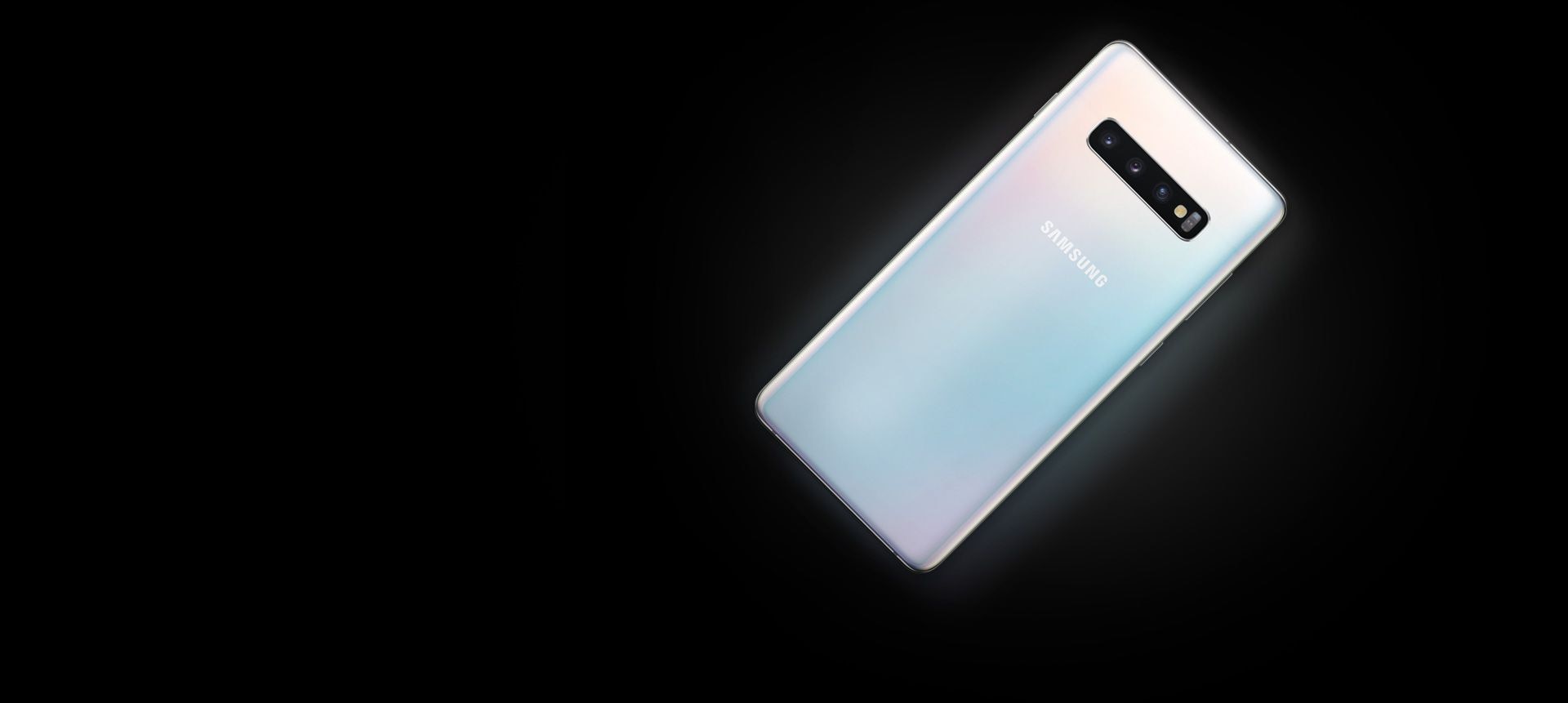 Vue arrière du Galaxy S10 plu, posé à plat et incliné à 45 degrés. À mesure que vous faites défiler la page, un Galaxy S10 plus apparaît sur le premier Galaxy S10 plus et l’icône de chargement s’affiche pour illustrer la fonctionnalité de chargement sans fil PowerShare. Vous continuez à faire défiler la page et une montre Galaxy Watch Active apparaît sur le Galaxy S10 plus pour être rechargée à son tour.