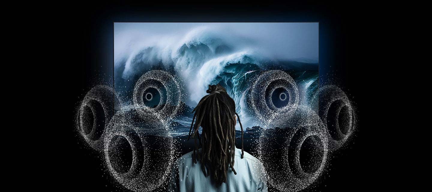 Un hombre viendo la televisión que muestra 3 grandes olas rodando y rompiendo de nuevo en el océano. Aparecen 6 anillos de sonido de altavoces alrededor del hombre.