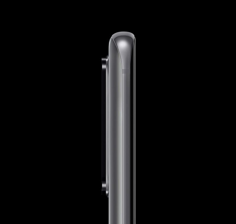 Близък план на Galaxy S20 Ultra в цвят космическо сиво, гледан отстрани