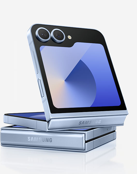 Показан е Galaxy Z Flip6 в режим FlexMode, като се вижда неговият външен дисплей FlexWindow. Смартфонът е сложен върху друг сгънат Galaxy Z Flip6.