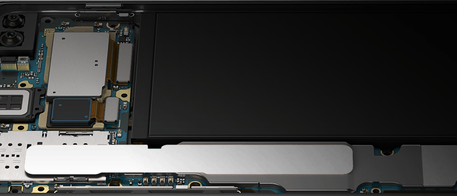 Galaxy S10 plus no modo paisagem, apoiado em um pequeno ângulo do lado do botão Bixby e de volume com o hardware interior revelado, mostrando as peças que tornam o Galaxy S10 plus otimizado para jogos.