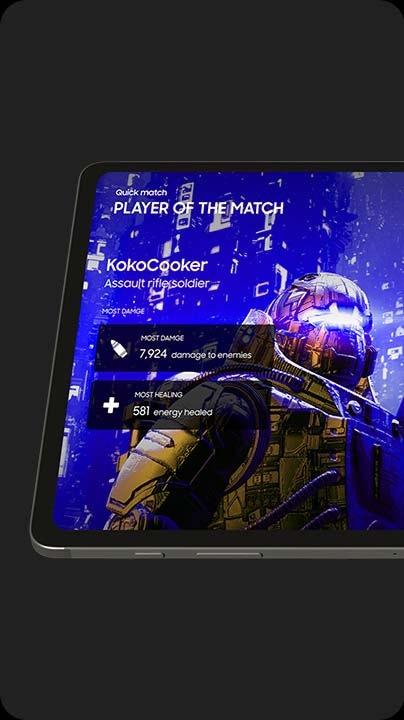 Vue de face d’un appareil de la série Galaxy Tab S9 en mode paysage avec un jeu d’action de science-fiction à l’écran.