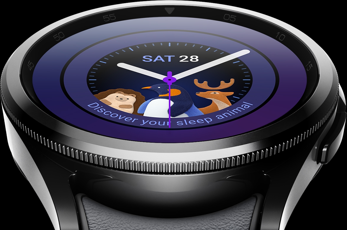 Auf der Galaxy Watch6 Classic ist der Bildschirm „Entdecken Sie Ihr Schlaftier“ zu sehen. Die Uhr wird langsam dunkler, um den Schlafmodus anzuzeigen.