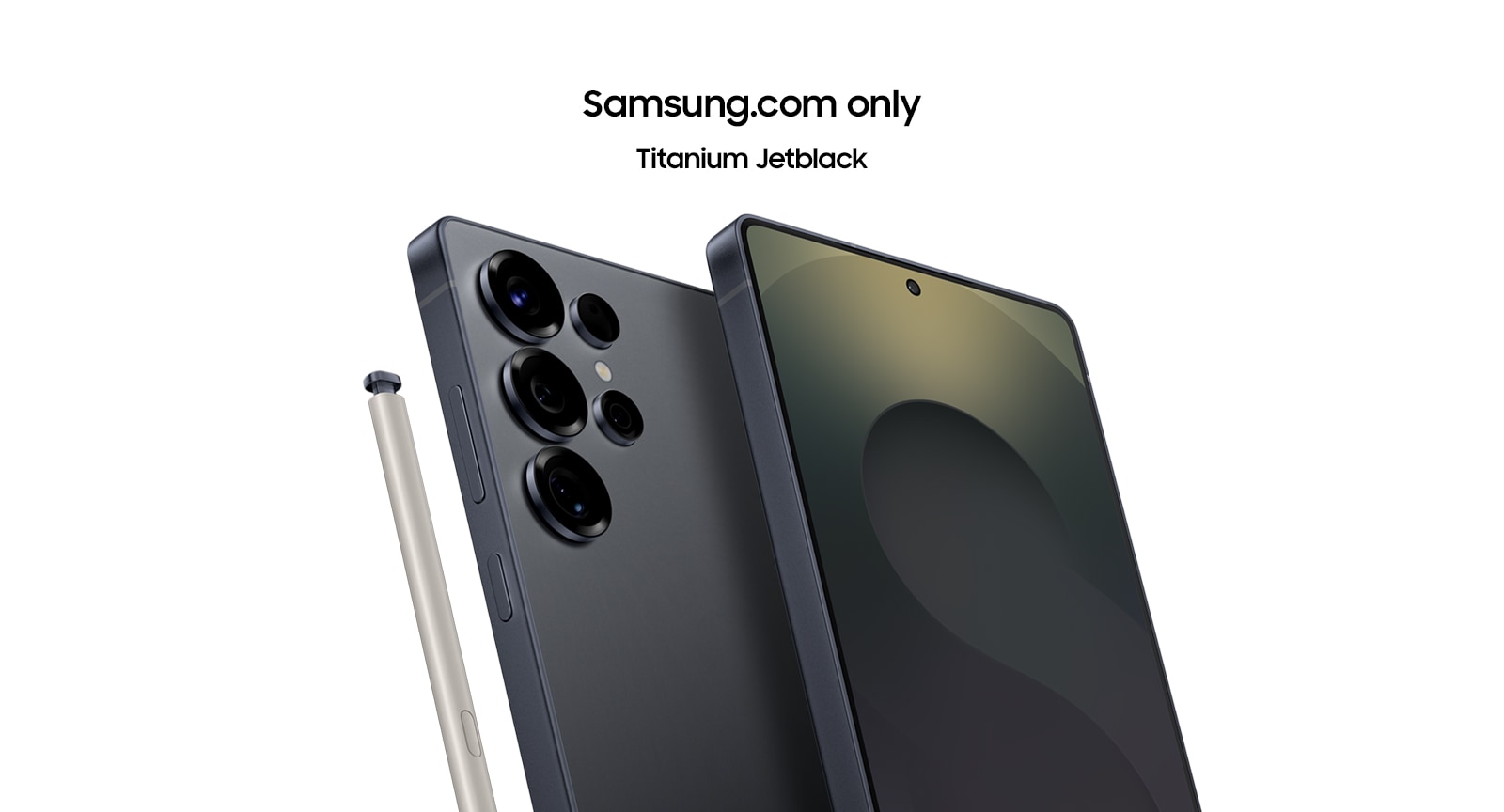 Trois Galaxy S25 Ultra en coloris Titanium Jetblack sont présentés, l&#39;un vu de dos, un autre vu de face et le troisième vu de dos et légèrement de biais avec un S Pen appuyé contre lui.