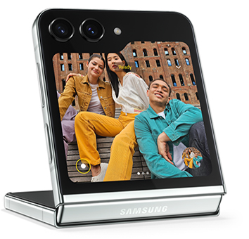 Un aperçu d’un selfie est affiché sur l’écran extérieur du Galaxy Z Flip5 positionné en mode Flex. Trois amis posent ensemble pour un selfie pris à une certaine distance de l’appareil.
