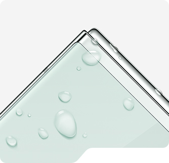Un gros plan d’un coin du Galaxy Z Flip5 couvert de gouttes d’eau.