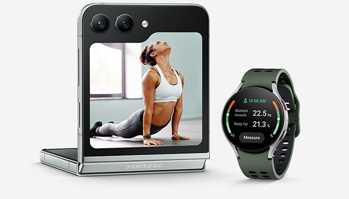 Un Galaxy Z Flip5, positionné en mode Flex, est vu du côté de l’écran Écran Extérieur. Sur l’écran extérieur, on voit un aperçu de la photo d’une femme faisant du yoga. À côté de l'appareil se trouve une Galaxy Watch6 avec des mesures de composition corporelle de Samsung Health affichées sur l’écran.