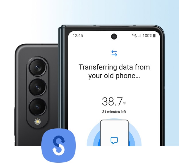 Un ancien appareil pliable vu de dos et un Galaxy Z Fold4 plié vu de l'écran extérieur. Les téléphones sont placés dos à dos, avec l'icône Smart Switch au centre. Sur l'écran du Galaxy Z Fold4, l'application Smart Switch montre que le transfert des données de l'ancien appareil est en cours.