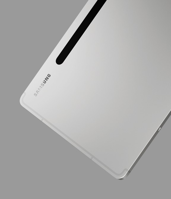 Galaxy Tab S8 con acabado en silver vista desde la parte posterior y ligeramente lateral para mostrar el diseño delgado.