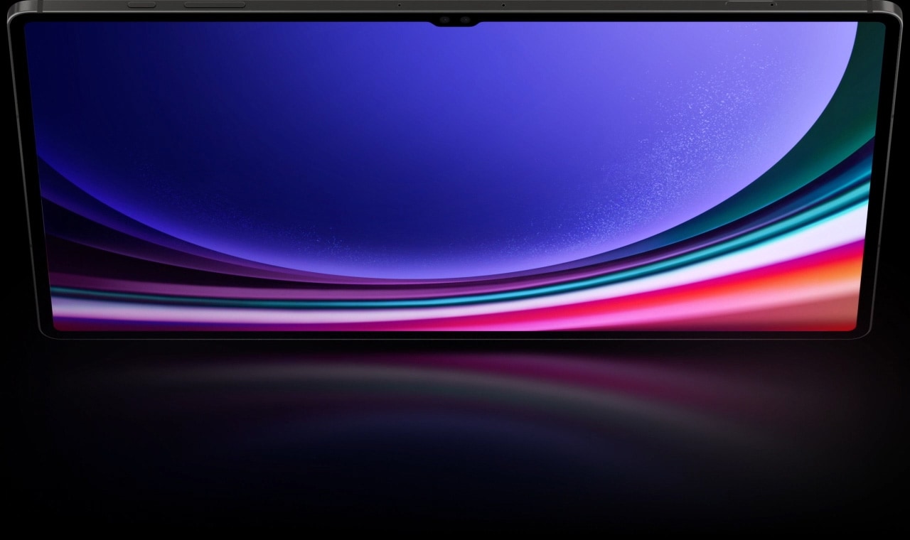 Un dispositivo de la serie Galaxy Tab S9 con la pantalla hacia abajo que se levanta para estar en posición vertical y modo horizontal con un fondo de pantalla azul que resalta su gran pantalla.