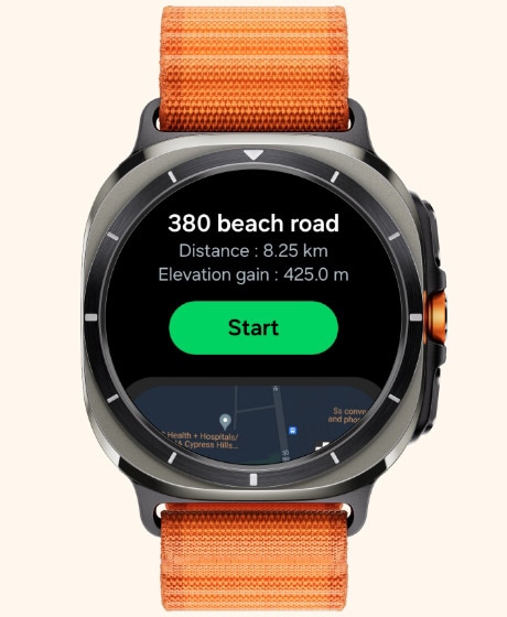 Un Galaxy Watch Ultra muestra la pantalla de la función Ruta con el destino, el desnivel acumulado y un botón de “Iniciar”.