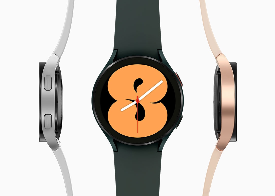 Hay tres dispositivos Galaxy Watch4. El centro está en color verde y muestra la esfera del reloj frontal que muestra el número ocho. A la izquierda está un Galaxy Watch4 plateado que muestra el lado del botón. A la derecha se encuentra un Galaxy Watch4 de oro rosado que muestra el lado opuesto.