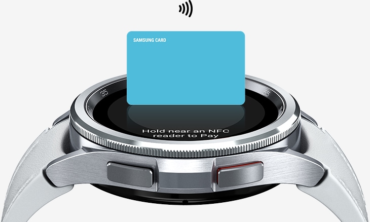 El Galaxy Watch6 Classic se puede ver, mirando hacia arriba, con una tarjeta de crédito en la parte superior de la pantalla con un icono NFC para ilustrar que Samsung Wallet ahora se puede utilizar en el reloj.