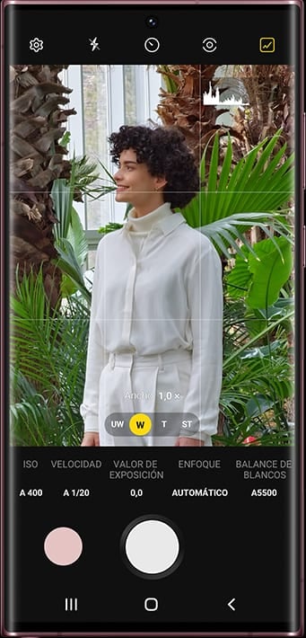 Galaxy S22 Ultra visto de frente con la aplicación Cámara abierta en la pantalla. Se ve una mujer en el fotograma.