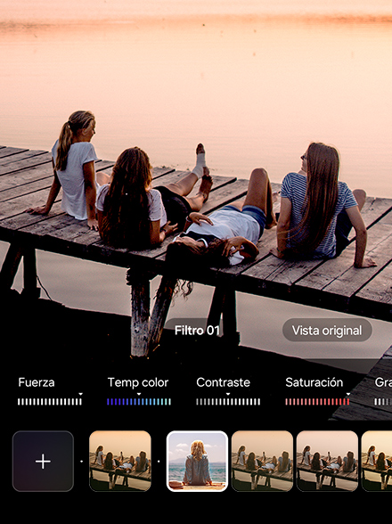 La imagen de amigos en un muelle se está disparando con un filtro aplicado. Se pueden aplicar varios filtros personalizados durante el disparo.