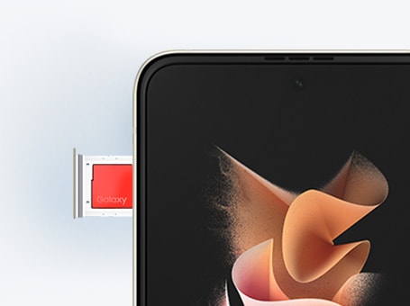 Galaxy Z Flip3 tiene una ranura para tarjeta SIM física y una tarjeta SIM electrónica incorporada, así que puedes utilizar el método plug and play o mantener todo digital, la imagen muestra donde va el sim al lado lateral del celular.