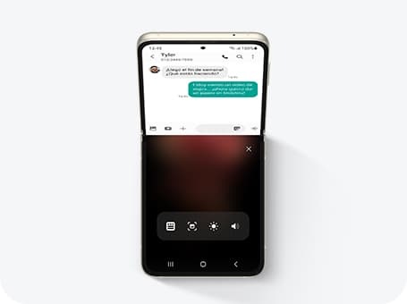 Incluso las aplicaciones que no admiten el panel de Modo Flex y múltiples tareas pueden optimizarse para la experiencia plegable de One UI, imagen del Galaxy Z Flip3 en 90 grados abierto, y la imagen de la mitad superior muestra un chat y la mitad inferior cámara.