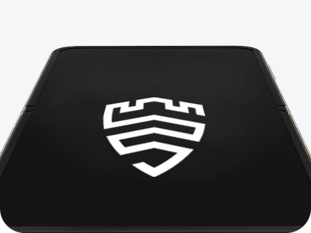 Logo de Samsung Knox fondo negro y escudo blanco, la descripción dice que Samsung Knox está integrado en el hardware y software del teléfono celular, y protege capa tras capa para mantener la privacidad de tus datos.
