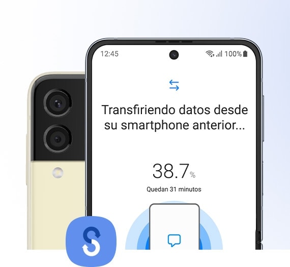 Un dispositivo plegable más antiguo visto desde la parte posterior y un Galaxy Z Flip4 abierto para mostrar la pantalla principal. Los smartphones están colocados de forma consecutiva y el ícono de Smart Switch está en el centro. En la pantalla del Galaxy Z Flip4 se encuentra la aplicación Smart Switch que muestra que la transferencia de datos del dispositivo antiguo está en curso.