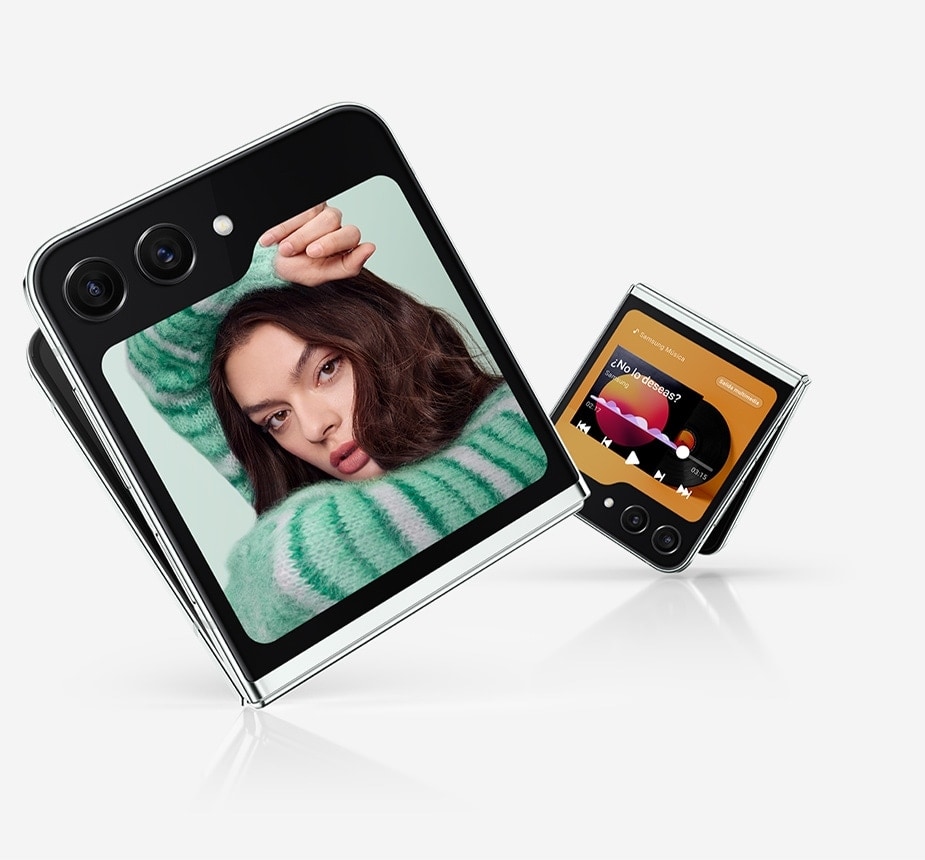 Dos dispositivos Galaxy Z Flip5 están ligeramente desplegados y se ven desde la Flex Window. Uno muestra una selfie. El segundo muestra un reproductor multimedia con controles de reproducción y una barra de progreso.