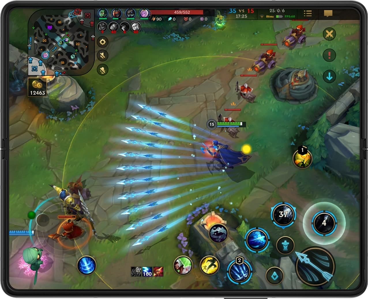 Un Galaxy Z Fold3  desplegado con una escena de League of Legends: Wild Rift en la pantalla principal. El personaje principal está disparando flechas azules brillantes en múltiples direcciones y el contenido es increíble con la pantalla superfluida de 120 Hz.
