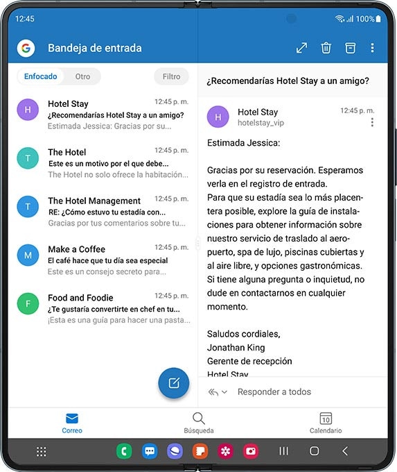 Galaxy Z Fold4 desplegado con Microsoft Outlook en vista múltiple en la pantalla principal. La vista múltiple permite ver la bandeja de entrada y el menú junto con un correo electrónico abierto.