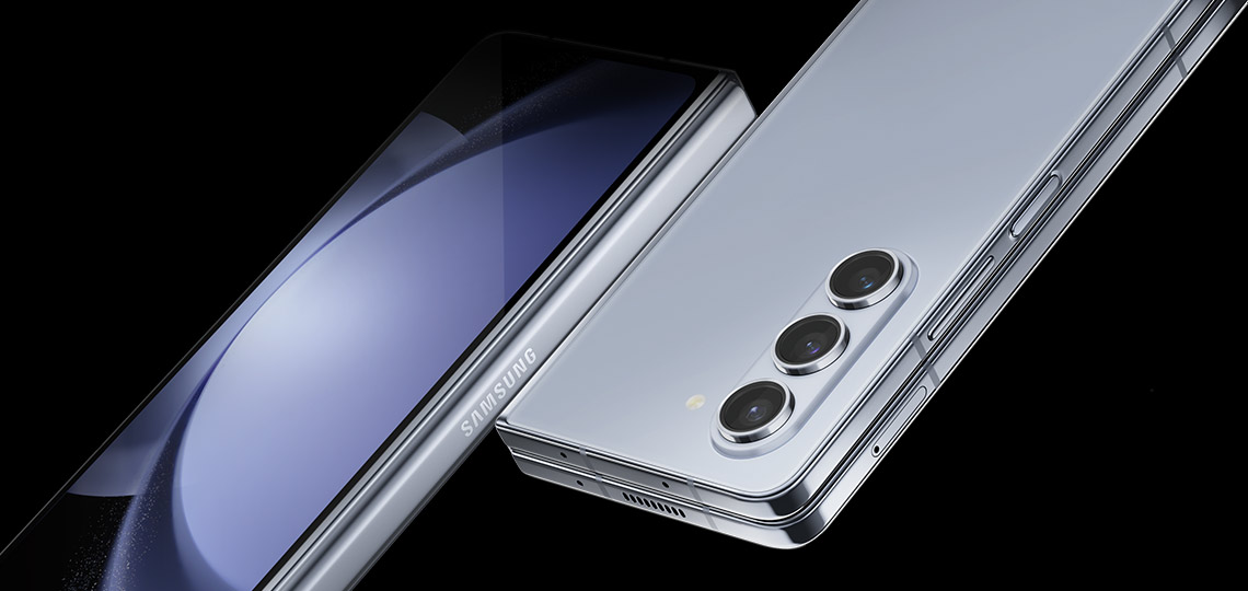 Dos dispositivos Galaxy Z Fold5 plegados en Icy Blue. Uno se ve desde la pantalla de la cubierta y bisagra flexible. El otro desde la parte posterior.