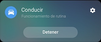 Foto simulada de la interfaz de rutinas de Bixby para la rutina de conducción. Dice acciones activadas, con activación por voz activada, reproducción de música de Samsung y rotación automática con orientación de pantalla seleccionada.