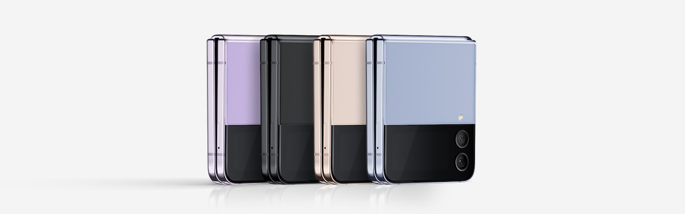 Cuatro dispositivos Galaxy Z Flip4 plegados se encuentran en una fila apretada, cada uno de ellos inclinado hacia la derecha para mostrar la vista frontal y lateral. De izquierda a derecha: Bora Purple, Graphite, Pink Gold y Blue.